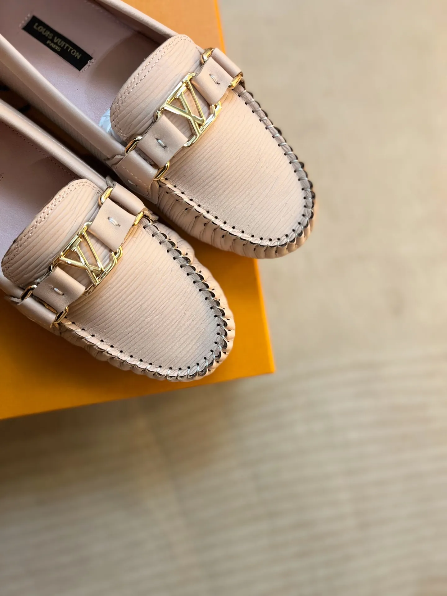 p460💰Couple model❤️🇫🇷 𝙇𝙤𝙪𝙞𝙨 𝙑𝙪𝙞𝙩𝙩𝙤𝙣 🇫🇷Louis Vuitton 2023 Classic𝓛𝓿 𝓣𝓻𝓪𝓲𝓷𝓮𝓻 Sports Series ➪➪➪¯ [Arizona Doudou Shoes Series] ▪️▪️▪️Arizona slip-on shoes are made of Monogram Eclipse canvas. Its hand-painted and dyed edges and hand-sewn uppers fully demonstrate Louis Vuitton's traditional shoemaking craftsmanship. This slip-on shoe is very lightweight. The integrated tongue and upper make it particularly comfortable and flexible. The soft outsole is equipped with rubber padding. Decorated with matching sash. Detailed features: ☑️Monogram Eclipse canvas ☑️Black Eclipse pattern ☑️Hand-painted shoe edges ☑️Hand-sewn uppers (each pair takes time to process) ☑️Integrated tongue and upper construction ☑️Outsole equipped with rubber lining ☑️size: 35_46